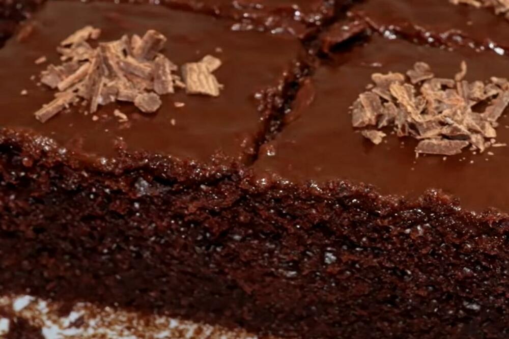 AMERIČKI KOLAČ NA SRPSKI NAČIN: Ova 2 SASTOJKA menjaju PRIČU, svi ih OBOŽAVAJU (RECEPT)