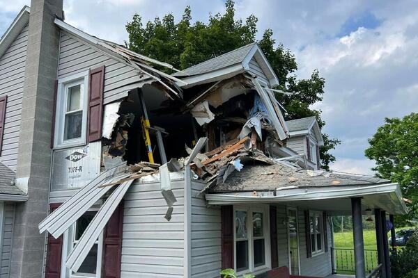 "FOTOGRAFIJE GOVORE SAME ZA SEBE": Automobilom namerno uleteo na DRUGI SPRAT kuće, evo kako je TO IZVEO (FOTO)