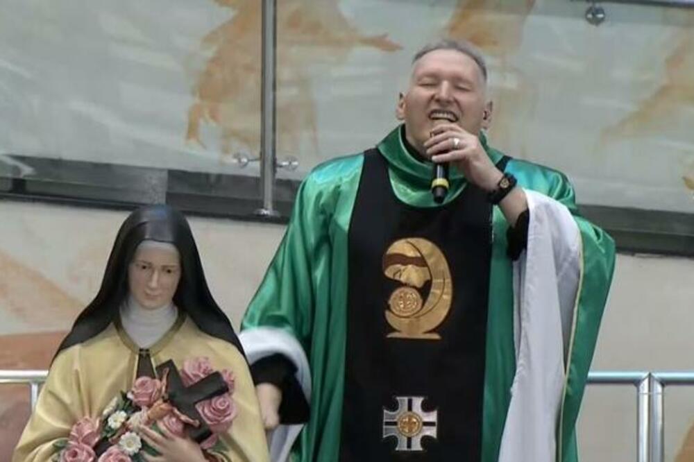 IZGLEDA KAO HULK,A ŽENA GA JAVNO OSRAMOTILA: Ovakvog SVEŠTENIKA niste videli, kaže da je OVO ključno za DUŠU (FOTO)