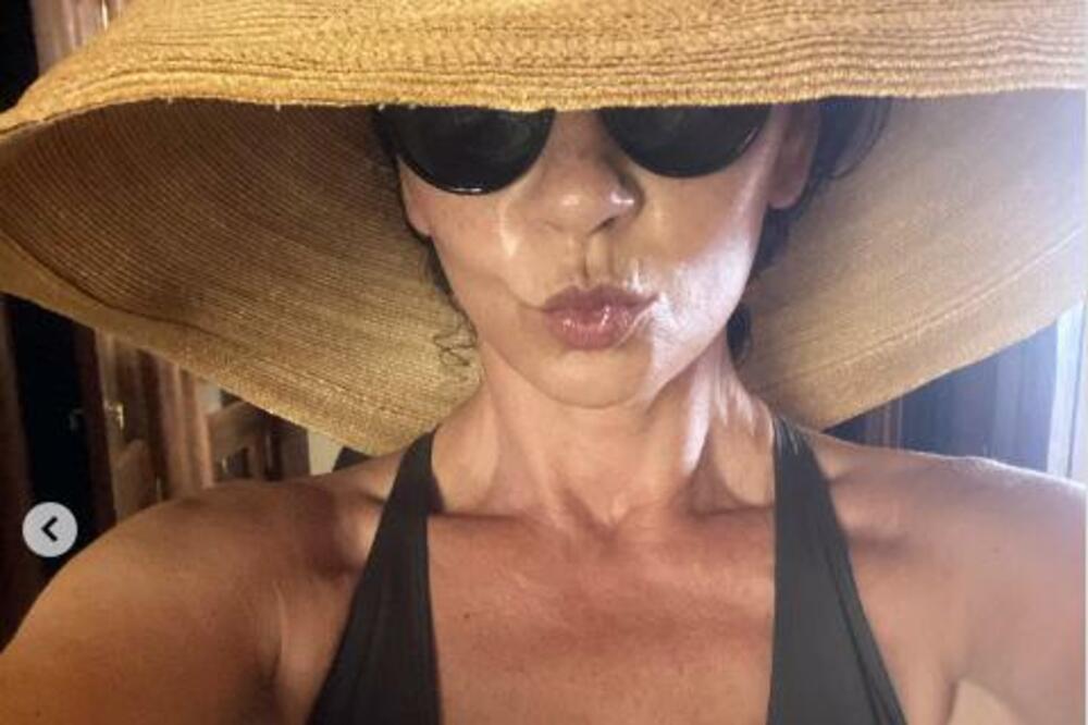 IMA 53 GODINE I PRAVA JE ATOMSKA BOMBA: Fotka u BIKINIJU svim POMUTILA UM, prava BOGINJA