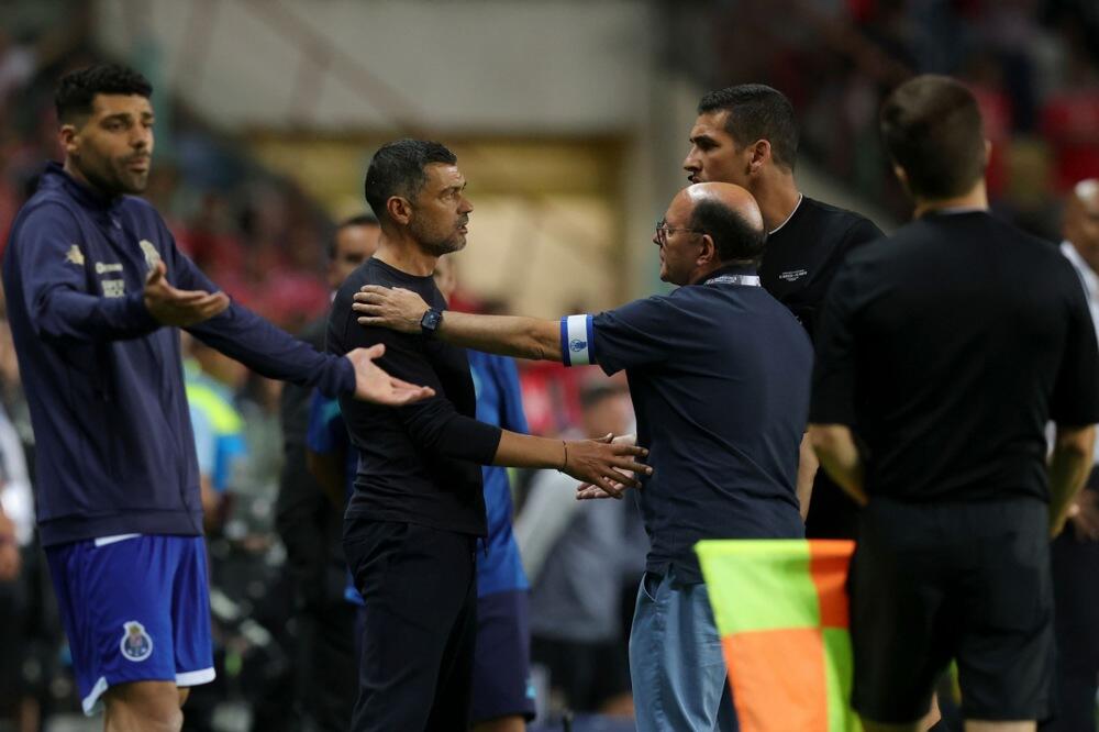 OVO NI MURINJO NIJE RADIO: Trener Porta dobio crveni karton i NIJE HTEO da izađe! Zvali POLICIJU... (VIDEO)