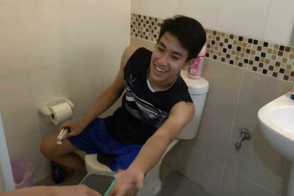 SEDEO NA WC ŠOLJI A ONDA GA JE NEŠTO ŠČEPALO ZA GENITALIJE : Prizor je bio STRAHOVIT, KRV je bila POSVUDA (VIDEO)