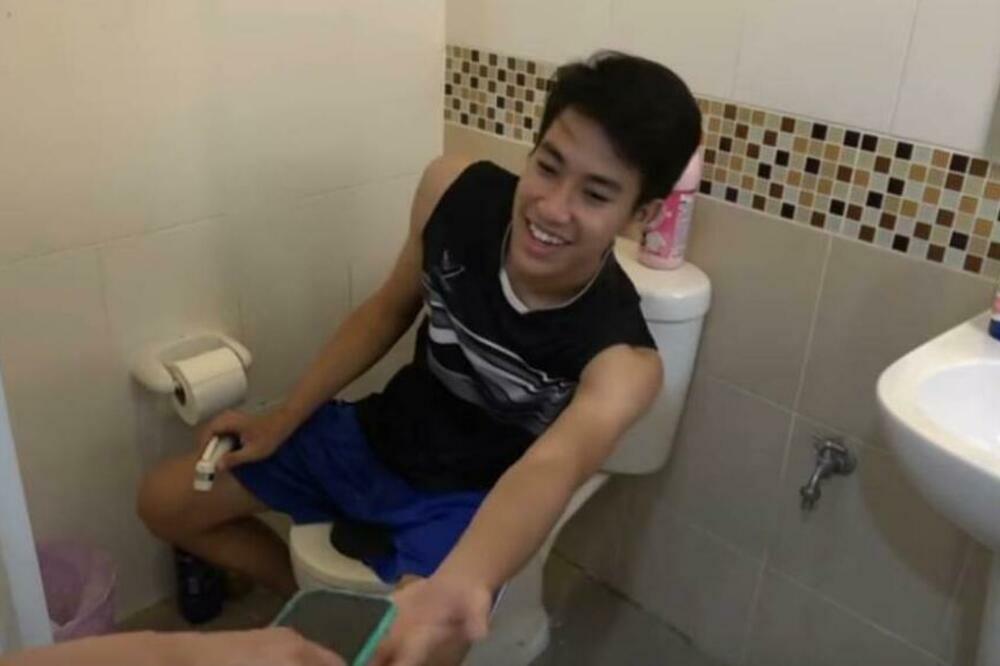 SEDEO NA WC ŠOLJI A ONDA GA JE NEŠTO ŠČEPALO ZA GENITALIJE : Prizor je bio STRAHOVIT, KRV je bila POSVUDA (VIDEO)