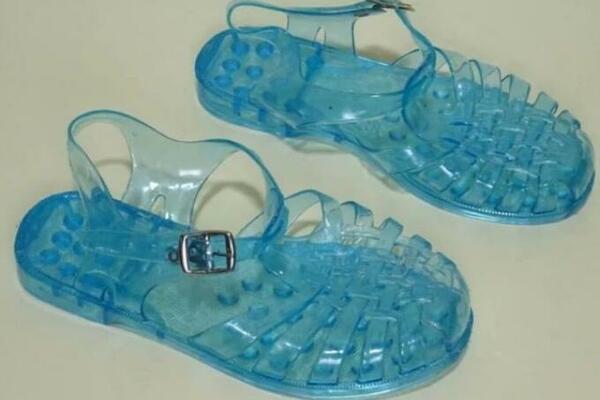 SLIKA SANDALA IZ JUGOSLAVIJE ZAPALILA INTERNET: Sve zemlje bivše države se DIGLE na noge, ovo je SKANDALOZNO (FOTO)