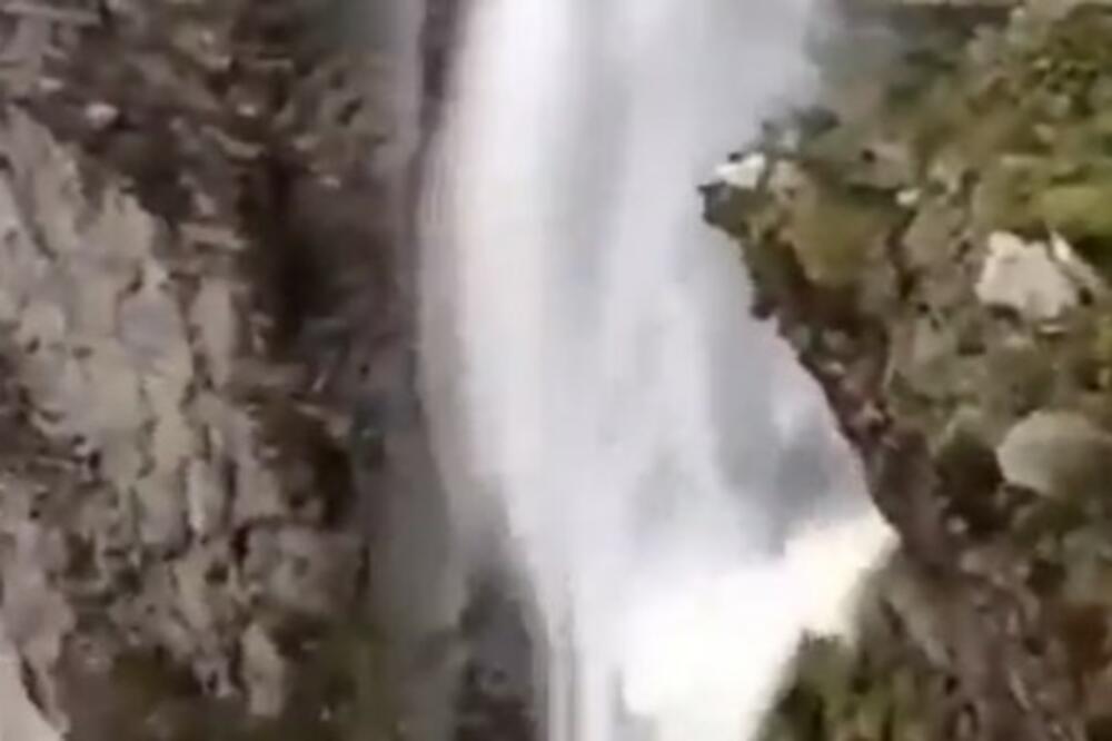 LJUDI NE VERUJU SVOJIM OČIMA - VODOPAD IDE NA GORE: Ali, ovo je STVARNO, tu ima nešto JAČE od gravitacije (VIDEO)