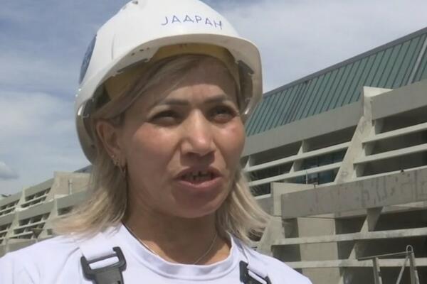 LEPA GRUZIJKA IZVODI RADOVE NA SAVA CENTRU: Ivanka moleriše kao AKROBATA, a muškarci kad je vide STISNU ZUBE (FOTO)