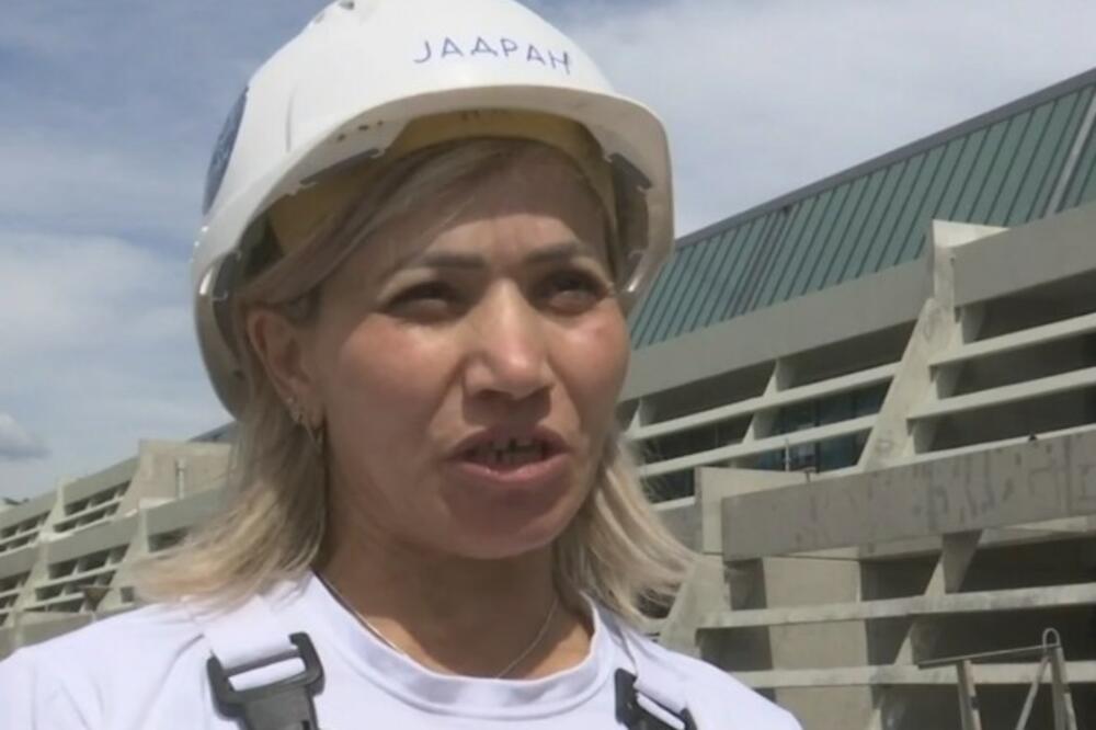 LEPA GRUZIJKA IZVODI RADOVE NA SAVA CENTRU: Ivanka moleriše kao AKROBATA, a muškarci kad je vide STISNU ZUBE (FOTO)