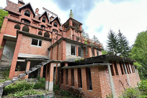 MISTERIOZNI DVORAC U ROŽANSTVU ZAINTRIGIRA SVE KOJI GA VIDE: Toša ga DUGO GRADIO, a evo šta je bilo PLANIRANO! FOTO