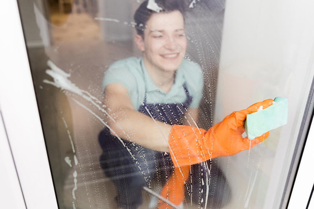 BEZ SUVIŠNIH NAPORA: Otkrijte najefikasniji trik za ČIŠĆENJE PROZORA za svega 3 minuta!