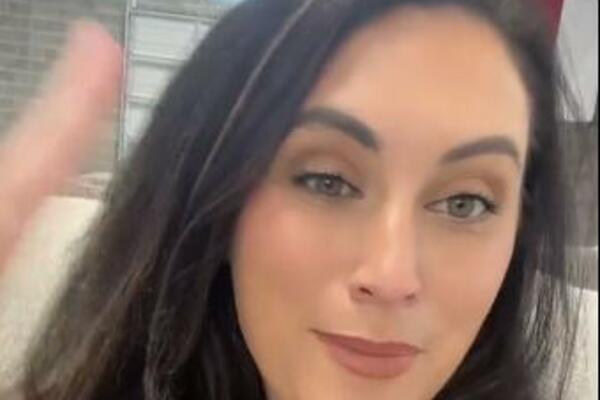 RADILA JE U SALONU NAMEŠTAJA NJENOG SUPRUGA, A ONDA JE DOŠAO ELEKTRIČAR DA JOJ SE NABACUJE: Ostavio ljubavnu poruku