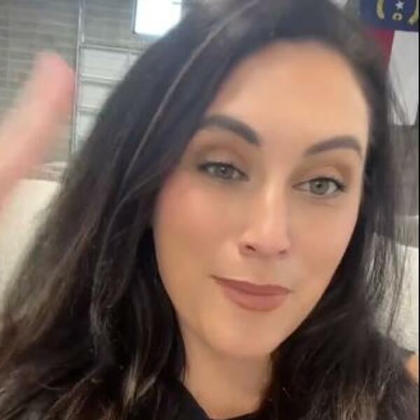 RADILA JE U SALONU NAMEŠTAJA NJENOG SUPRUGA, A ONDA JE DOŠAO ELEKTRIČAR DA JOJ SE NABACUJE: Ostavio ljubavnu poruku