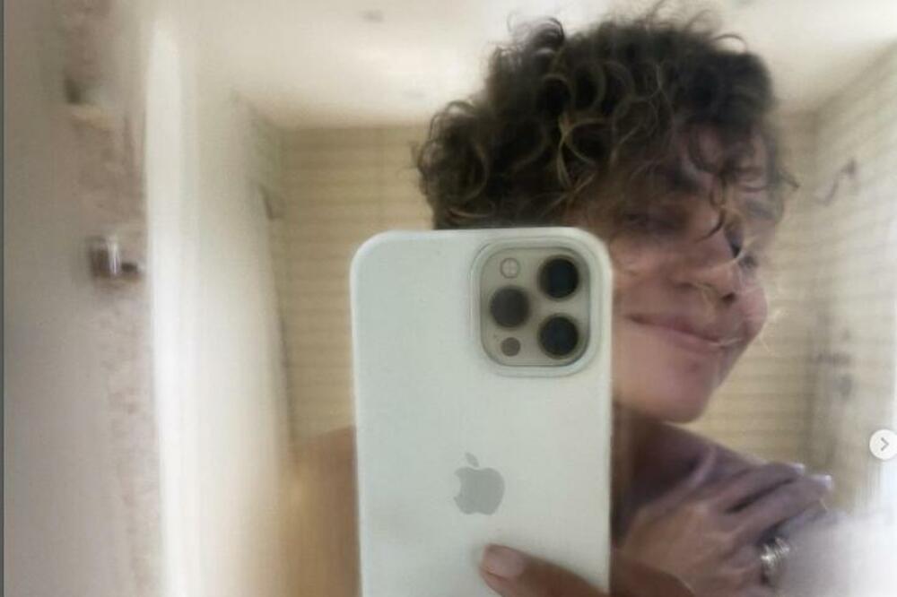 POZIRALA KAO OD MAJKE ROĐENA, A IMA 57 GODINA: Intimu JEDVA PREKRILA, kakva BOGINJA