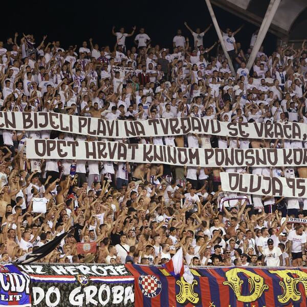 "NEK SVAKO DIJETE MRZI PARTIZAN" - Navijači Hajduka vređali "Grobare" i veličali "Oluju" (VIDEO)