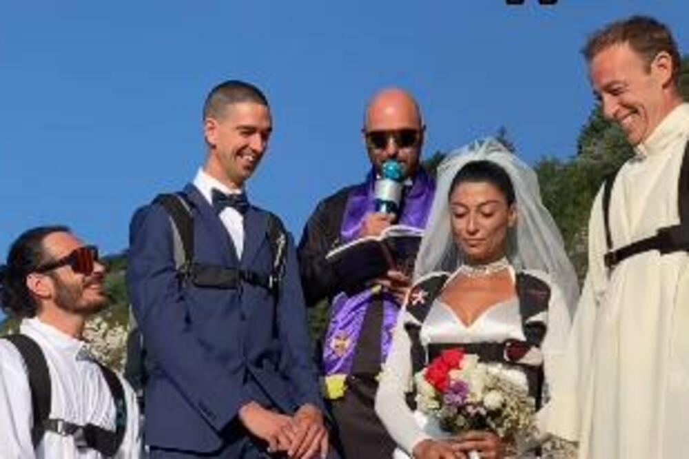 IZGOVORILI "DA" PRED SVEŠTENIKOM, PA ZAJEDNO SA NJIM SKOČILI U PROVALIJU: Šokantan SNIMKAK VENČANJA kruži mrežama