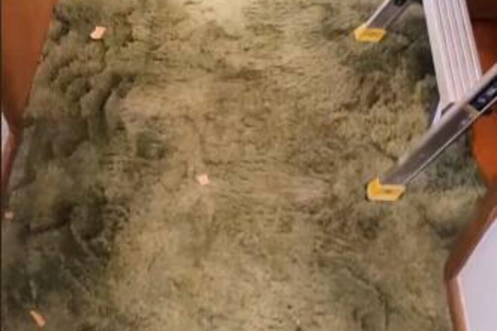 RENOVIRALA JE KUĆU BAKE I DEKE, PA PRONAŠLA EKSPLICITNU PORUKU: Zbog onog što piše, URLA ceo internet