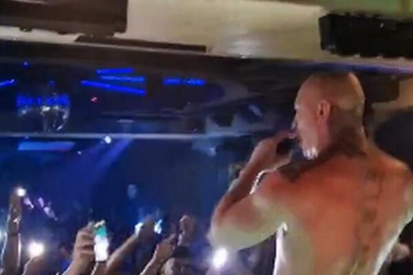 POZNATI SRBIN NASTAVLJA DA ŠOKIRA JAVNOST PONAŠANJEM NA NASTUPIMA: Ono što je sada URADIO je ZGROZILO BAŠ SVE