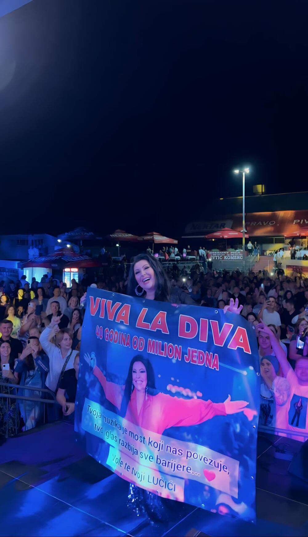 Velika letnja turneja Dragane Mirković uveliko traje, a koncert u Derventi regionalna zvezda će osim po rekordnoj poseti pamtiti i po velikom iznenađenju koje su joj priredili fanovi.