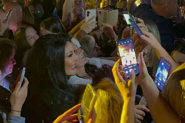 DRAGANI MIRKOVIĆ U DERVENTI PRIREDILI IZNENAĐENJE: Zvezda ganuta, fanovi sebi dali ime sa velikom simbolikom