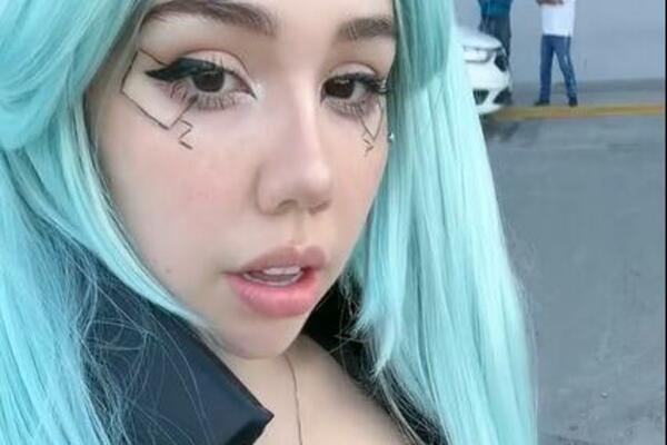 POLU GOLA POKUŠALA DA UĐE U AVION, OBEZBEĐENJE JE ODMAH ZAUSTAVILO: Pratioci je osudili VULGARNO i NEPRISTOJNO