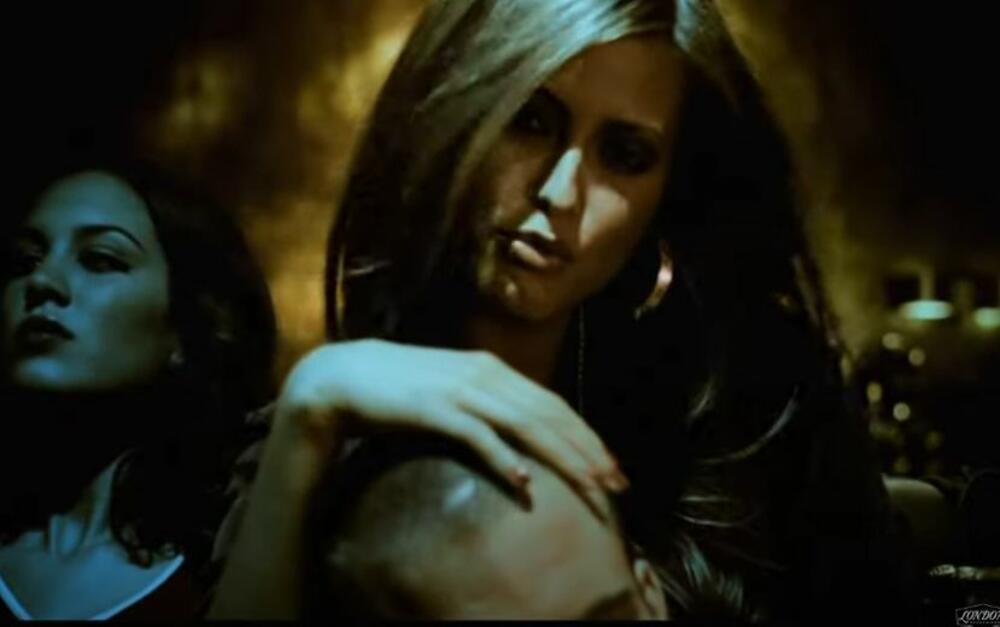 Holi je inače ćerka muzičara Rajka Vukadinovića koji je kasnije promenio ime u Rajko Valans