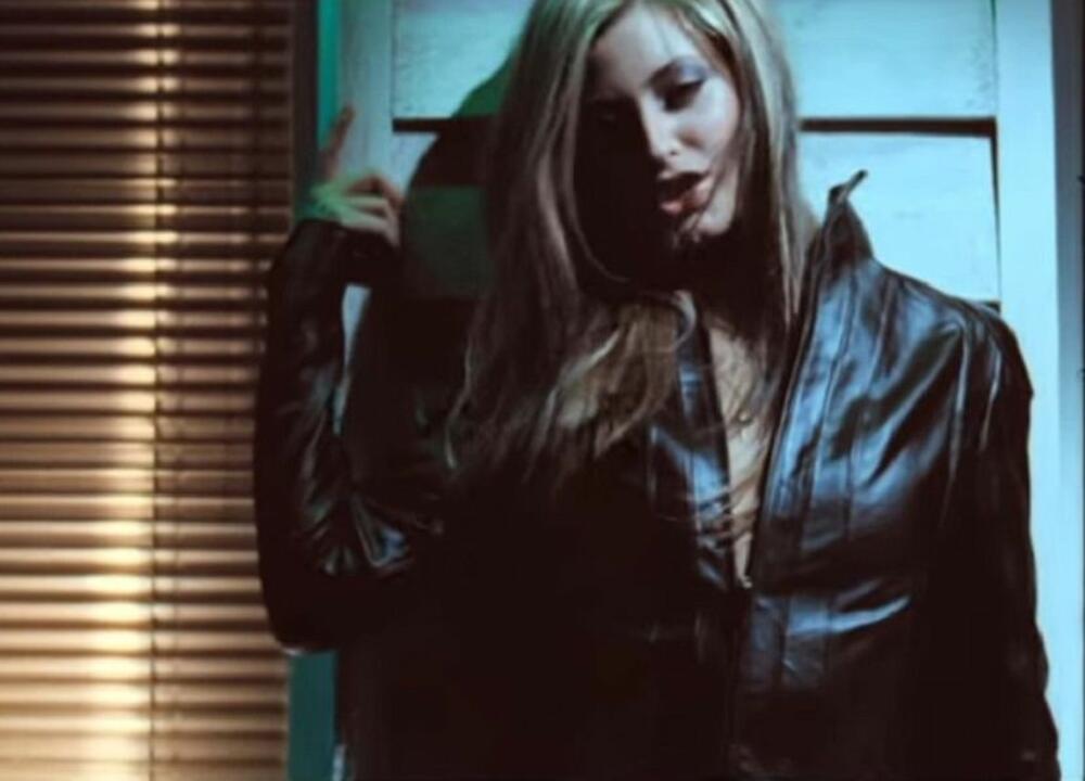  Njene pesme 'Kiss, Kiss' i 'Down Boy' s debi albuma 'Footprints' bile su na top listi u Velikoj Britaniji