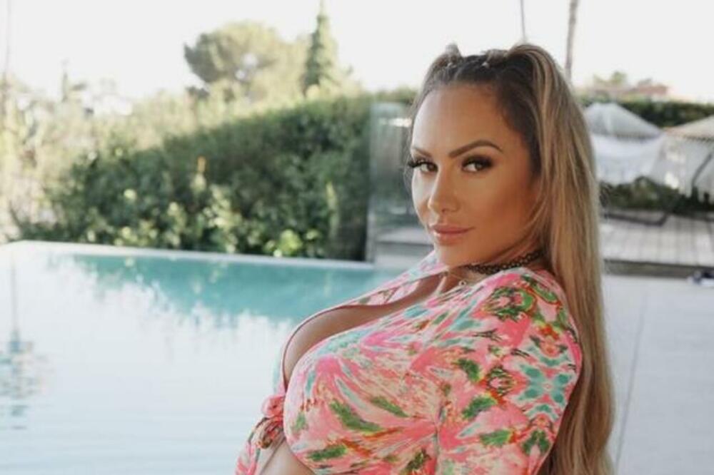 RADI SVE ŠTO JOJ MUŽ TRAŽI U SE*SU I UŽIVA U TOME, ISPUNJAVA MU SVE ŽELJE: Život joj se svodi samo na njega (FOTO)