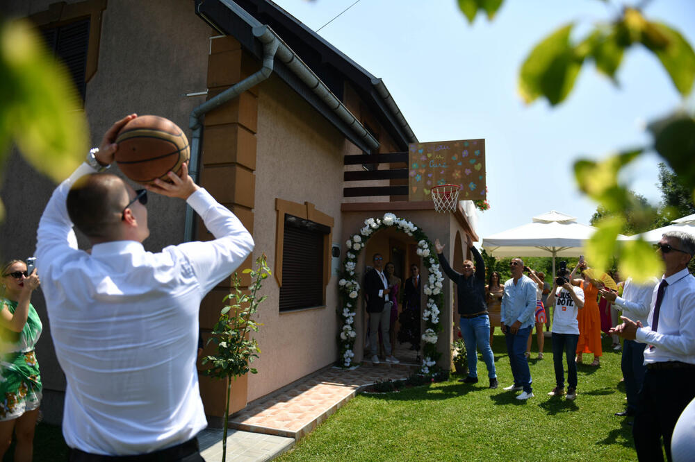 GAĐANJE JABUKA NA SVADBAMA POSLE OVOGA IDE U ZABORAV: Gađaju trojke, pucaju u balon ili se penju na banderu! (FOTO)