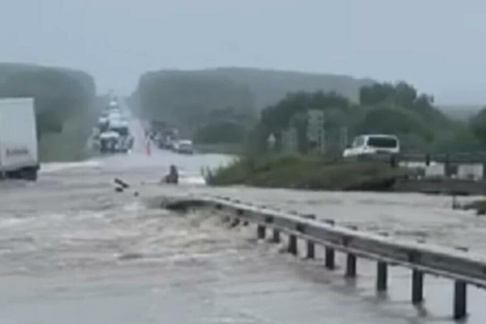 POPLAVE NA DALEKOM ISTOKU RUSIJE! Evakuisano više od 2000 ljudi