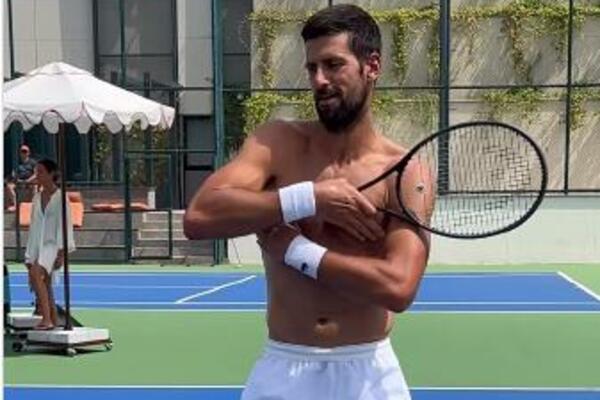 NOVAK ĐOKOVIĆ ZAPLESAO BEZ MAJICE: Jelena mu odgovorila, ali ne na srpskom! (VIDEO)