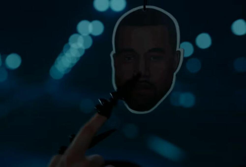 Jelena je u svom svemirskom autu pevala deo nove pesme, kada je pomazila glavu poznatog repera koja je visila na ogledalu