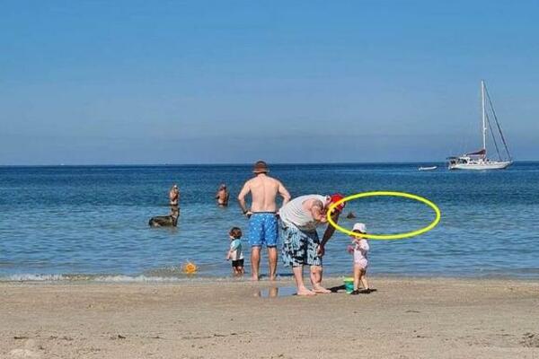 OTAC SA ĆERKICOM MAHAO U KAMERU NA PLAŽI, KAD JE POGLEDAO SNIMAK, SLEDIO SE: Detalj zbog kog ćete PRETNUTI (FOTO)