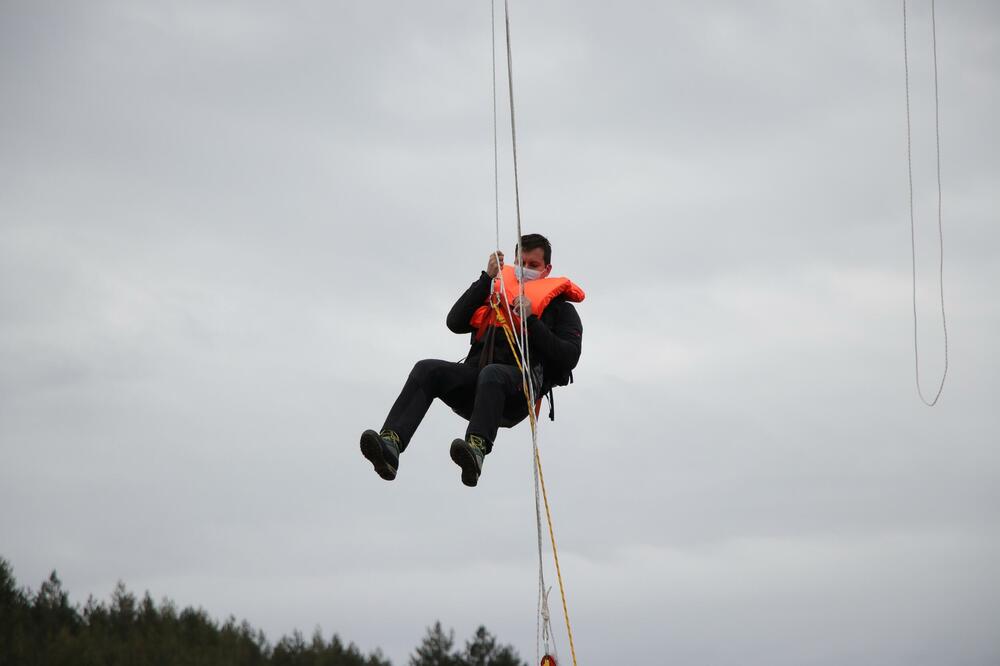 DRAMA U SUTOMORU, SPASIOCI EVAKUISALI DEČAKA I OCA IZ SRBIJE: Bilo je RIZIČNO, opasnost nije pretila SAMO NJIMA
