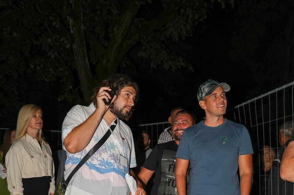 NEDAVNO JE BIO ZADRŽAN U BOLNICI, A SADA SE POJAVIO U JAVNOSTI: Evo gde je uhvaćen naš GLUMAC i SA KIM (FOTO)