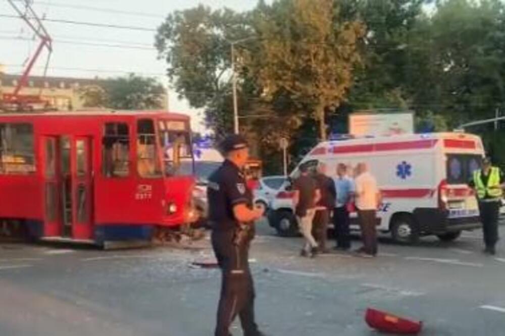 OGLASILA SE HITNA POMOĆ NAKON SUDARA AUTOBUSA I TRAMVAJA NA TROŠARINI! Dvoje imaju TEŠKE POVREDE