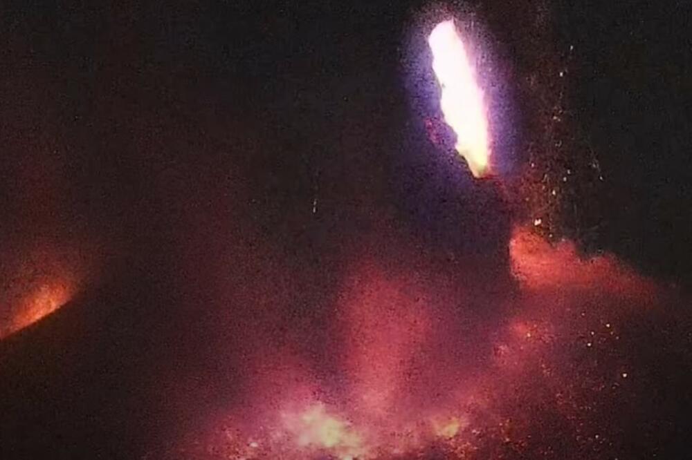 PRIBLIŽIO SE VULKANU DA BI NAPRAVIO SAVRŠEN SNIMAK, ALI... U deliću SEKUNDE, samo je nestao (VIDEO)