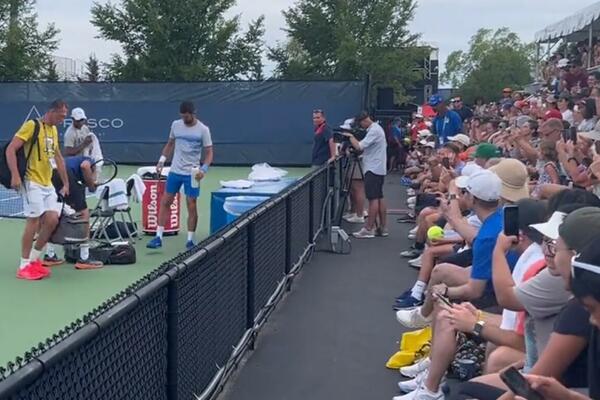 NEZAPAMĆENO! Pogledajte šta je Đokovića sačekalo na terenu - ovo je dokaz da je veći od tenisa! (FOTO/VIDEO)