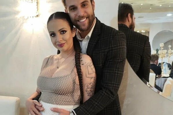 PORODILA SE ZVEZDA GRANDA! Bebi dala PREDIVNO ime, a tu su i prve FOTOGRAFIJE