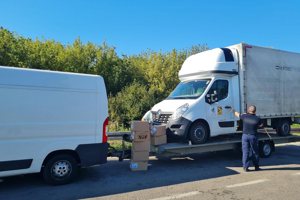 CARINICI MU PRIŠLI, A ON REKAO DA NEMA NIŠTA DA PRIJAVI: Čim su otvorili KOMBI imali su šta i da ZATEKNU... (FOTO)