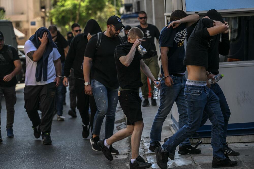 Privođenje uhapšenih Bed blu bojsa u Atini