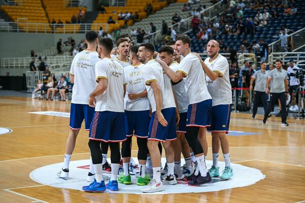 KONAČNO OSMESI NA LICIMA: Pešićevi momci imali neočekivanog gosta na treningu! (FOTO)