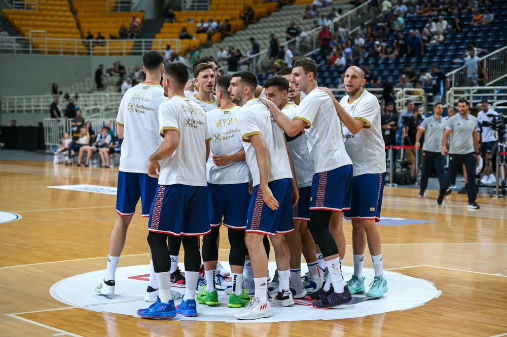 KONAČNO OSMESI NA LICIMA: Pešićevi momci imali neočekivanog gosta na treningu! (FOTO)