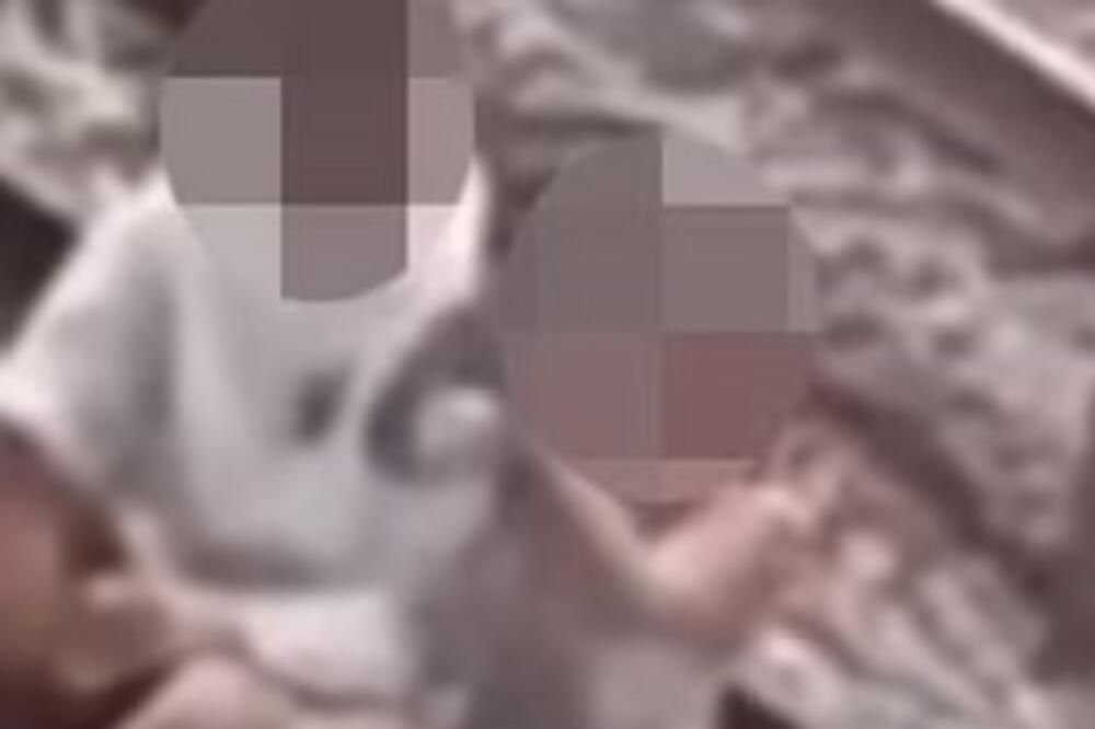 TINEJDŽERE UDARILA STRUJA DOK SU SE SLIKALI NA PRUZI: Kamera je zabeležila TRENUTAK HORORA, samo su pali... (VIDEO)