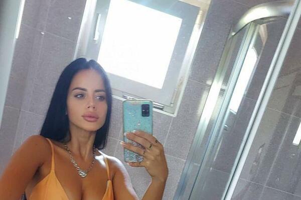 SKINULA SE BOGATA PENZIONERKA IZ ZADRUGE: Zategnuta kao PRAĆKA muti um MUŠKOM RODU, svi ZUMIRAJU jedan deo TELA