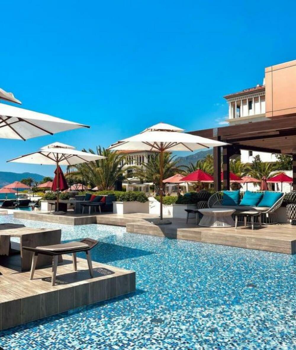 Ona uživa u ovom bazenu