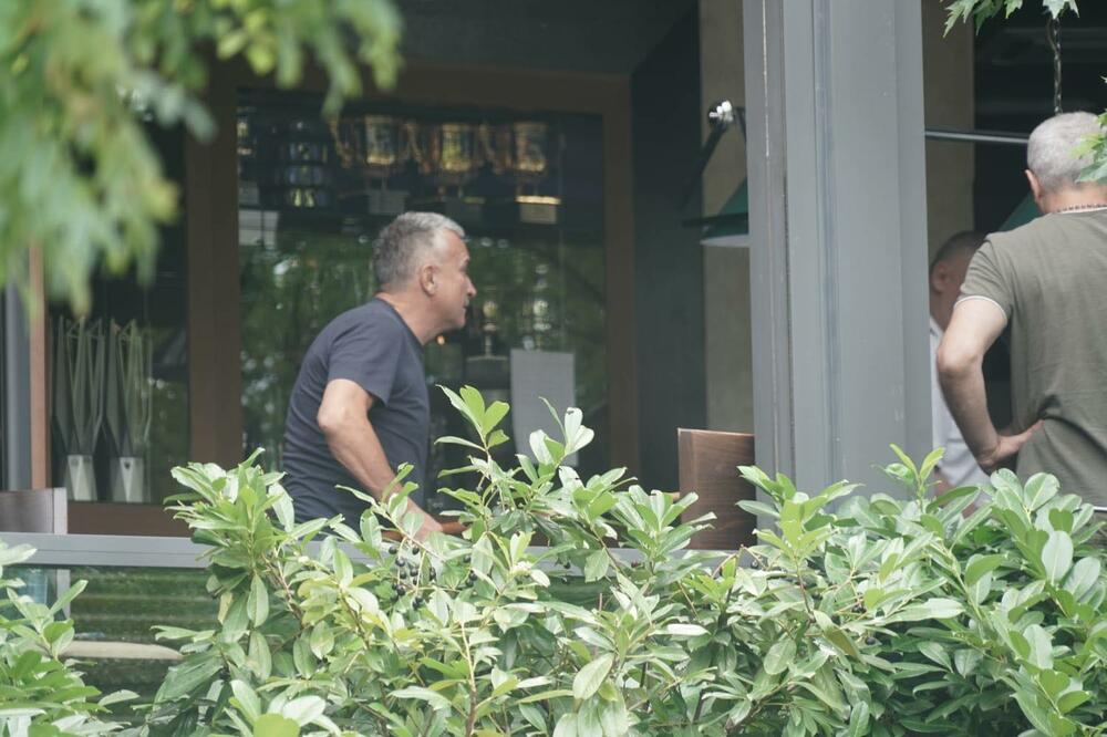 SRĐAN ĐOKOVIĆ UHVAĆEN U TOTALNO OPUŠTENOM IZDANJU: Evo šta radi dok Novak bije bitke u Americi! (FOTO)