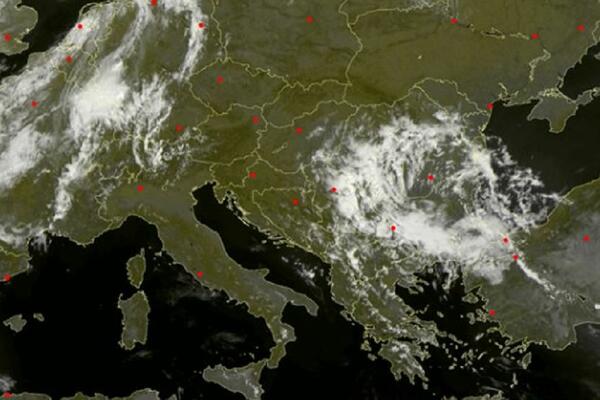 POGLEDAJTE VRTLOG SNAŽNOG CIKLONA NAD SRBIJOM: Evo kom delu zemlje će doneti NAJJAČE PLJUSKOVE (FOTO)