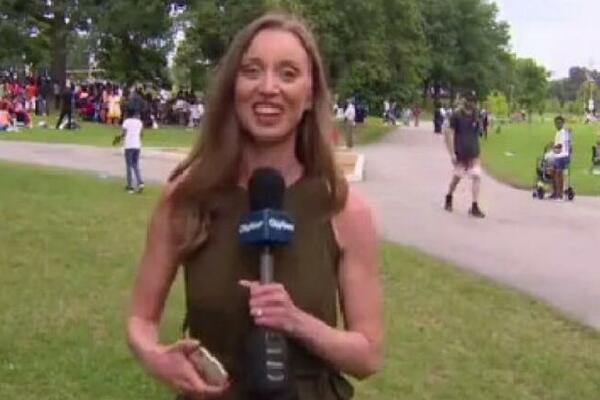 NOVINARKA SE UKLJUČILA U PROGRAM UŽIVO, A ONDA JOJ JE ONA ULETELA U KADAR: Ono što je uradila svi KOMENTARIŠU