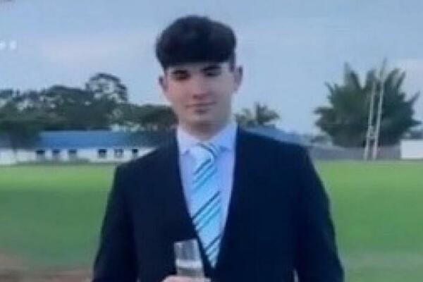 MIRNO JE STAJAO SVE DOK SE NIJE OKRENUO: Odmah mu je ČAŠA ISPALA kada je video... (VIDEO)