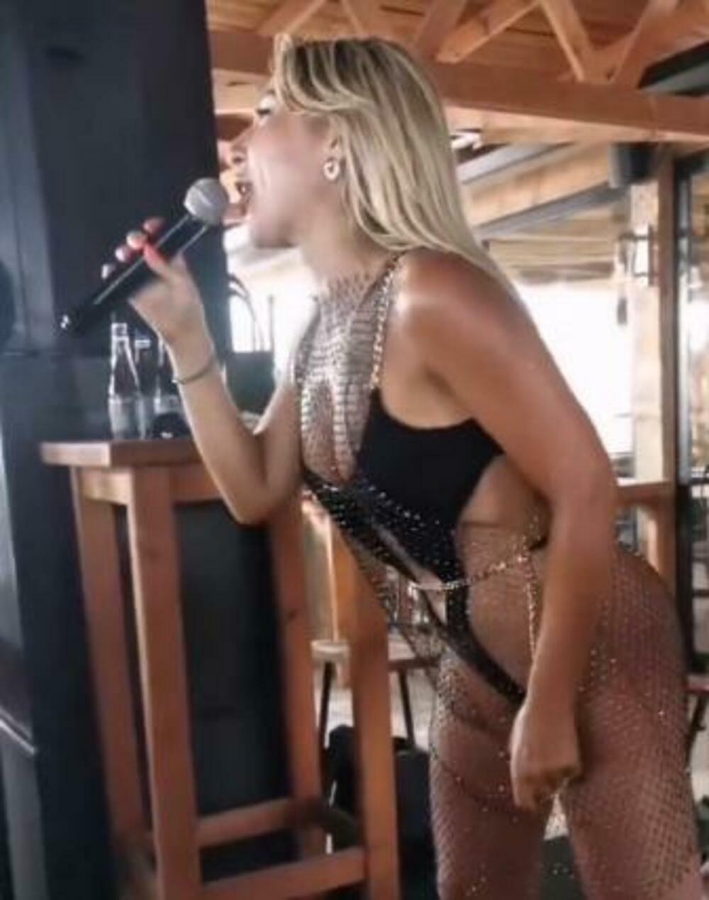 Jovana je poznata kao neko ko uvek iznenadi stajlingom, a sada se pred svima pojavila u jednodelnom kupaćem kostimu, sa zlatnim lancem oko struka