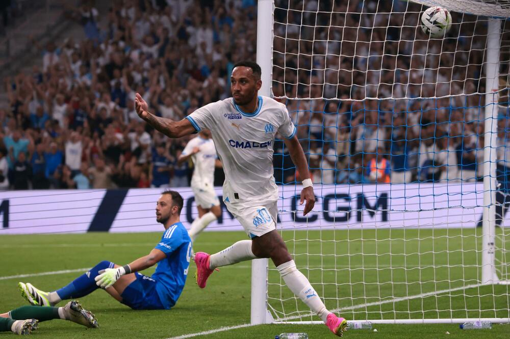 Pjer Emerik Obamejang slavi jedan od golova